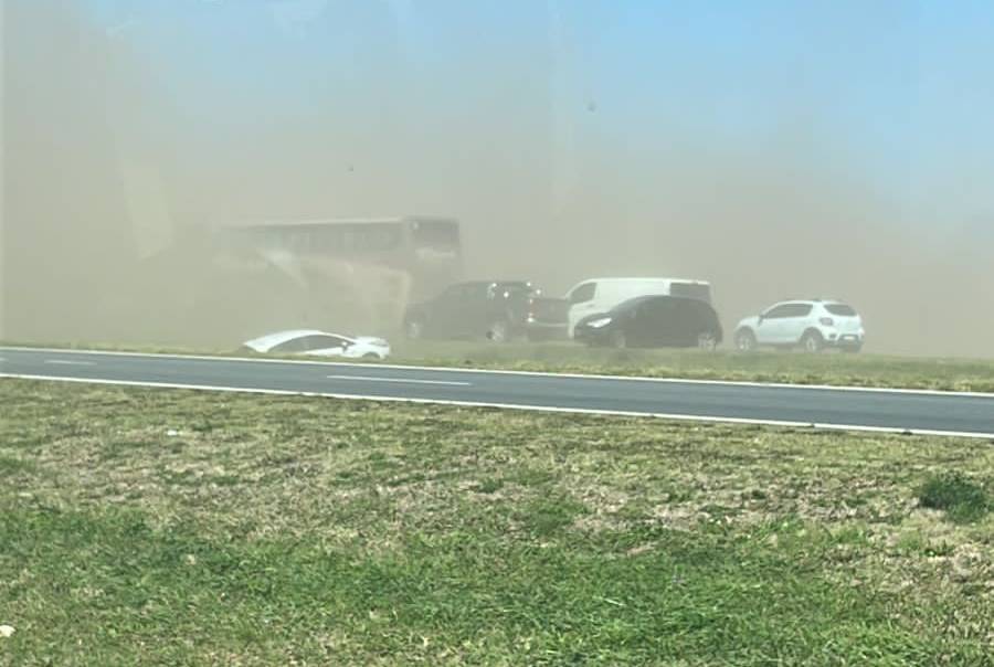 Múltiple y fatal choque en la Autopista a Córdoba debido al viento y la tierra
